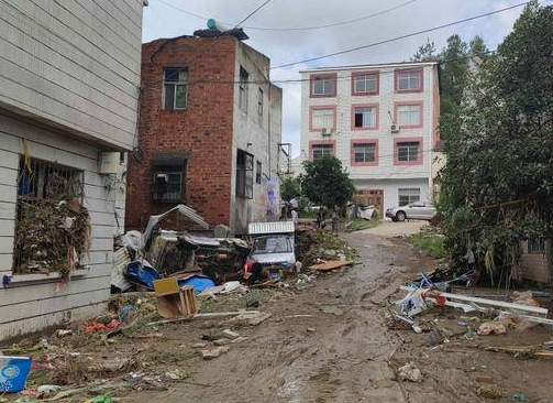 湖北随州暴雨冲塌多间楼房，这场暴雨给当地居民造成了哪些损失以及影响？