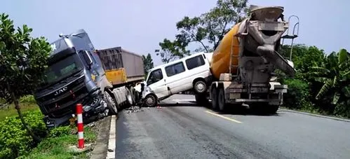 广东佛山一货车遭3辆车夹击打砸，现场情况如何？