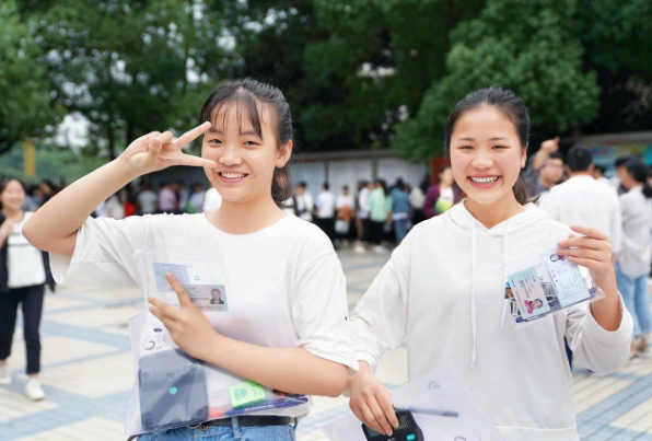 儿子场内高考，交警父亲场外执勤，他们父子在门口相拥的那一幕有多么温馨？