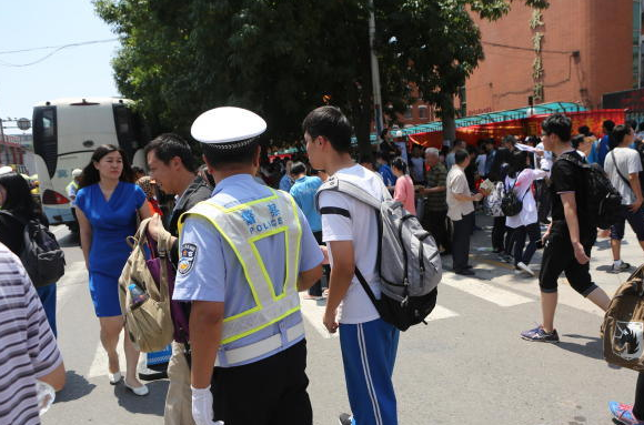 儿子场内高考，交警父亲场外执勤，他们父子在门口相拥的那一幕有多么温馨？