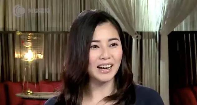 蒙嘉慧再发福，和郑伊健牵手甜蜜爆表，结婚7年丁克有何苦衷呢？