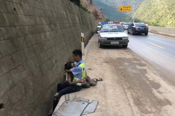 陕西一女子陷进泥浆中，帅气交警将其抱出并安抚情绪，对此你怎么看？