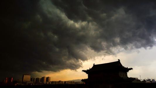 “山雨欲来风满楼”下一句是什么？