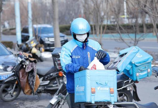 深圳外卖小哥担心疫情带被子送餐，成年人的生活有多无奈与辛酸？