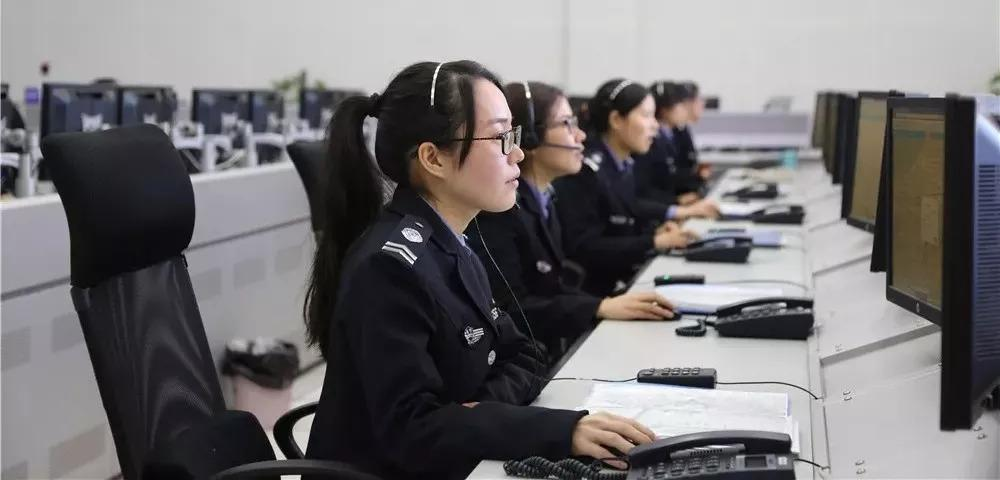 女子打110订外卖接警员机智回答，这种行为是否存在危险？