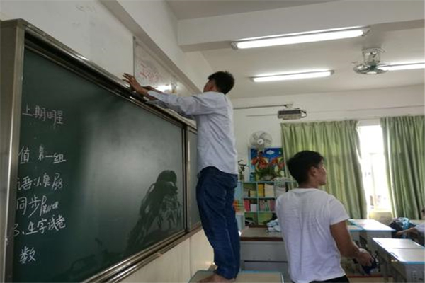 家长没参加小学大扫除被面谈，你觉得老师的做法欠妥吗？