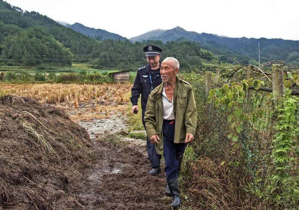 民警帮忙年迈老人收稻谷，这背后有怎样一个暖心故事？