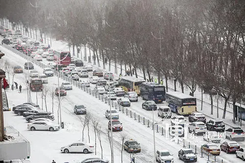 全国多地迎来2021年入秋以来的首场降雪，今年的雪为何下的这么早？