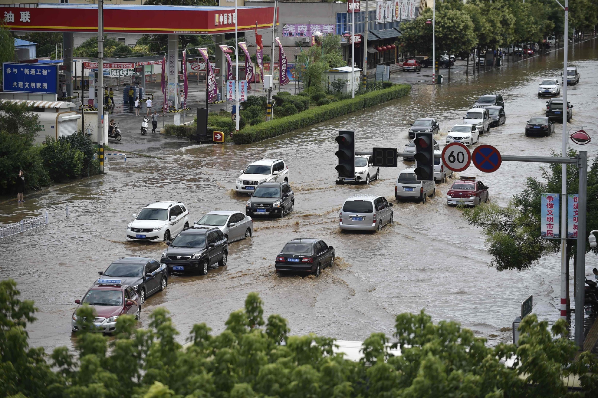 河南多县市超过20个暴雨红色预警同时生效中，暴雨为何又集中在了河南？