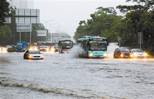 河南多县市超过20个暴雨红色预警同时生效中，暴雨为何又集中在了河南？