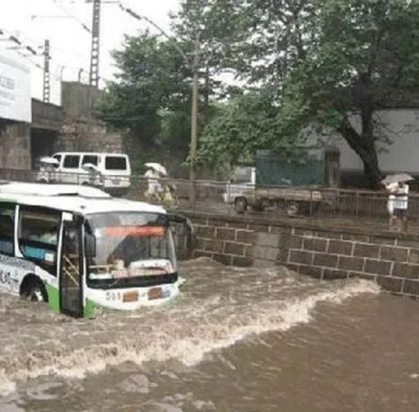 重庆暴雨，出租车齐腰积水中漂浮，汽车涉水后还能开吗？