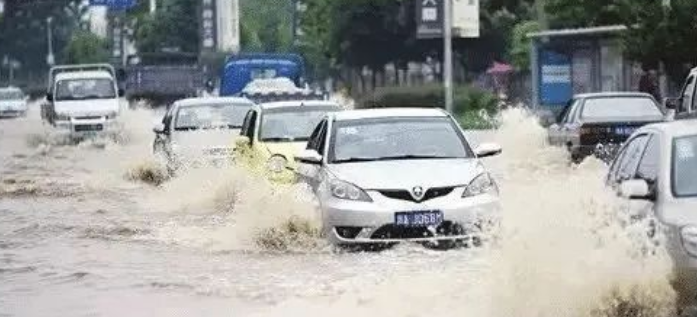 重庆暴雨，出租车齐腰积水中漂浮，汽车涉水后还能开吗？