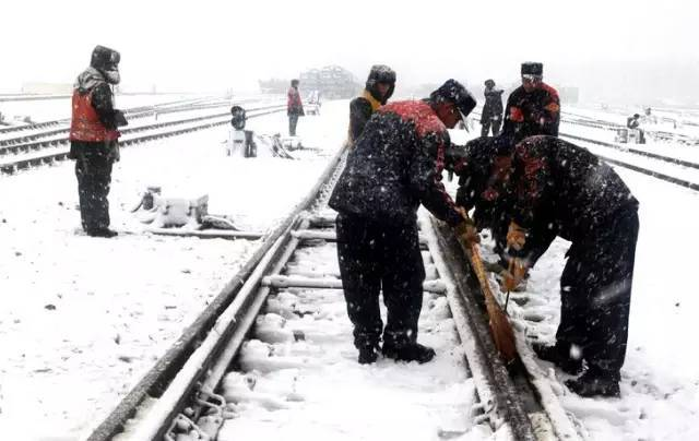 内蒙古通辽火车“破雪”前行，铁路工人为了通车做出了哪些努力？