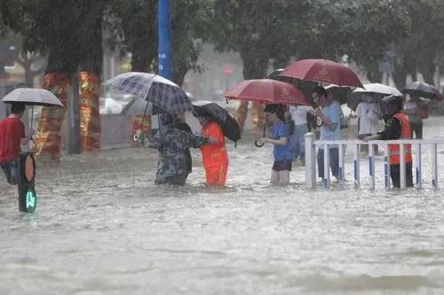 夜探郑州暴雨后人生百态，各个商户做出了怎样的暖心举动？