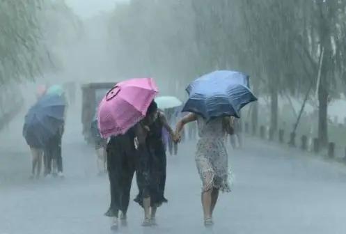 夜探郑州暴雨后人生百态，各个商户做出了怎样的暖心举动？