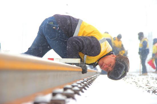 内蒙古通辽火车“破雪”前行，铁路工人为了通车做出了哪些努力？