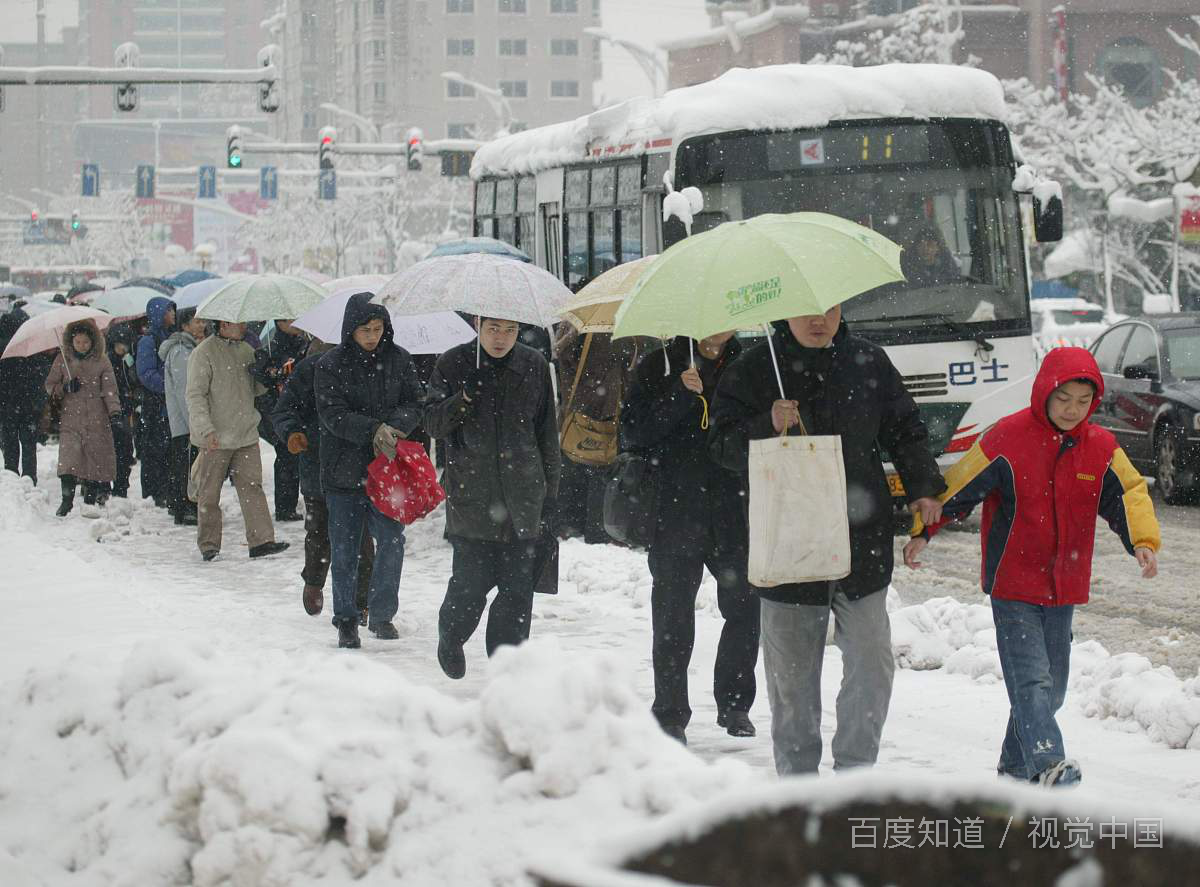 踉踉跄跄的意思