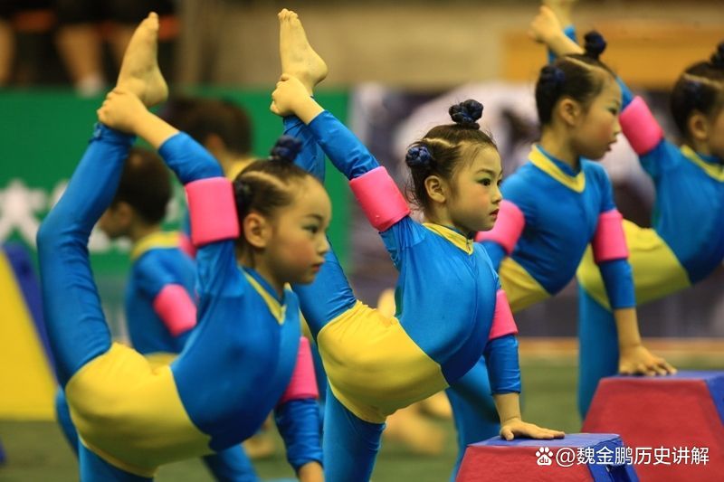 体操是一项极具艺术性的运动项目，那么幼儿练习体操会有哪些好处呢？