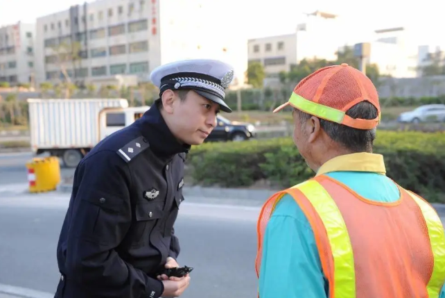 如何评价深圳交警熊警官?