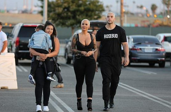 艾波·罗斯 (Amber Rose) 是一个在争议面前退缩的人吗？