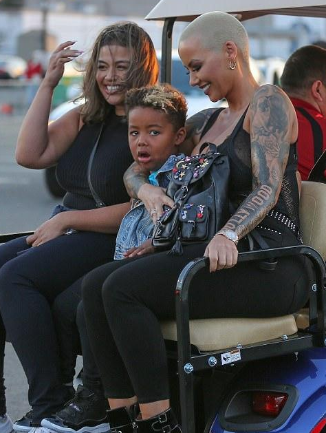 艾波·罗斯 (Amber Rose) 是一个在争议面前退缩的人吗？