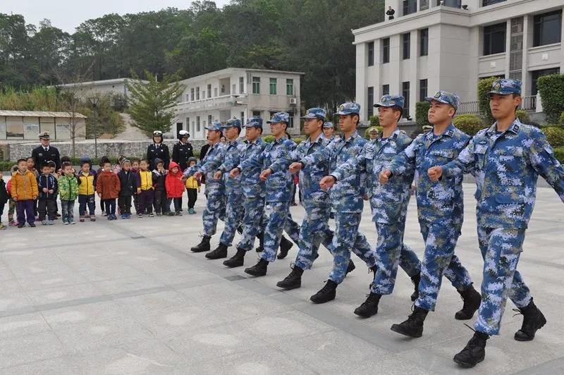 保安训练疯狂顺拐，为何有的人经常会顺拐？