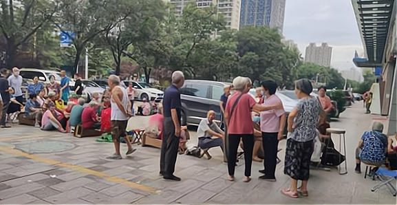 辽宁大妈高空抛屎并打伤邻居，被拘后不服上诉，法院最后是如何判的？