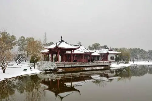 航拍湖南长沙橘子洲头雪景，镜头下当地的景色到底有多美？