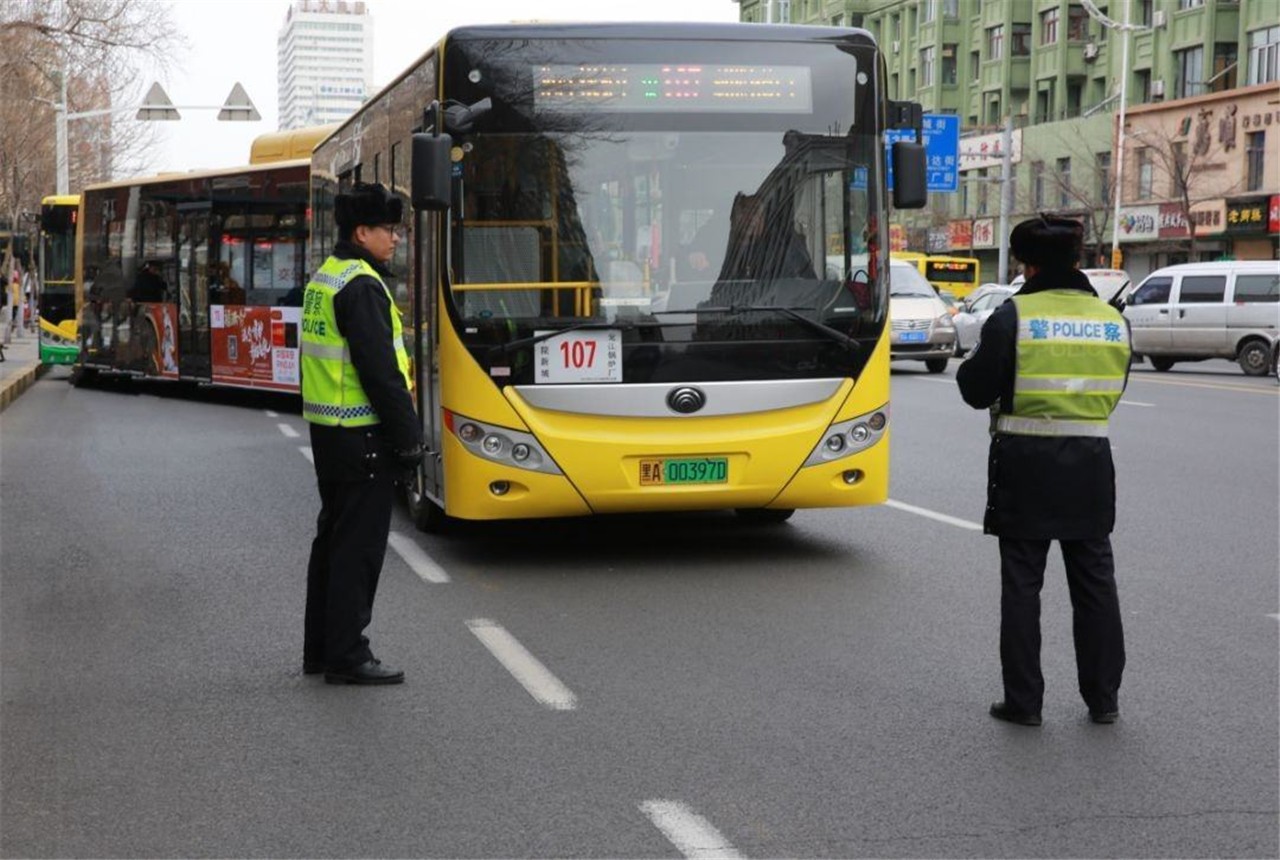 北京一公交车与宝马斗气别车，这种行为会触犯刑法吗？会有哪些处罚？