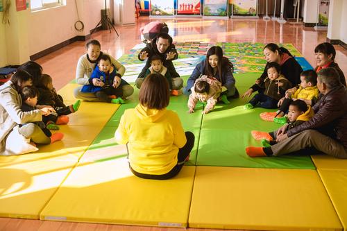 福建一宝宝不愿上早教撞裂奔驰挡风玻璃，到底该不该送孩子去上早教班？