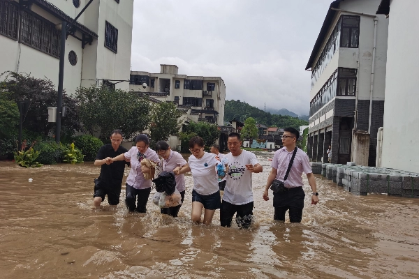 广西发洪水，男童救同伴双双被冲走，为何出现大洪水孩子们仍去上学？