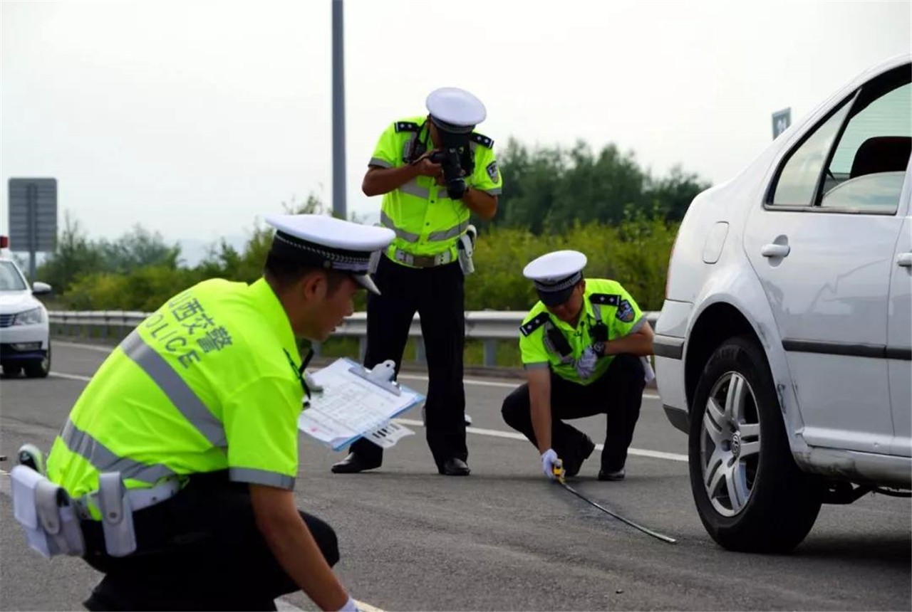 北京一公交车与宝马斗气别车，这种行为会触犯刑法吗？会有哪些处罚？