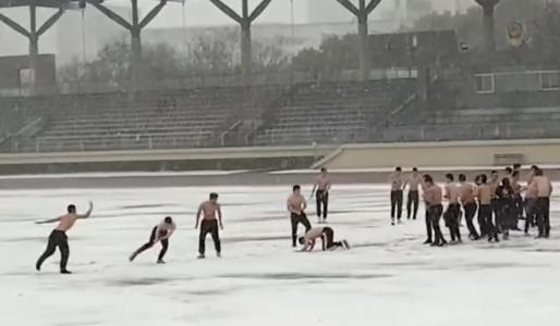 高校男生光膀子打雪仗，南方人第一次看见雪都有哪些反应？