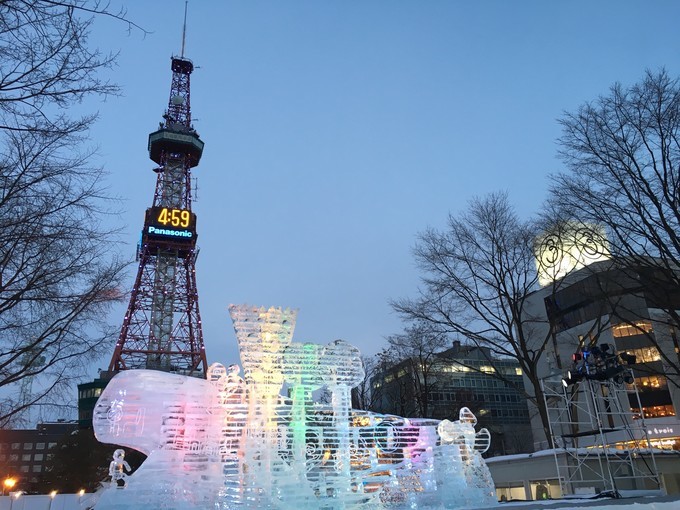 哪个冰雪节于每年2月在北海道札幌市举行？