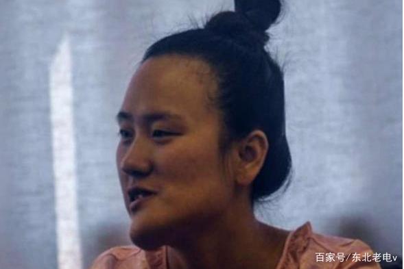 歪脸女孩整容成功后，从丑小鸭变白天鹅，为何还要回山村当老师？