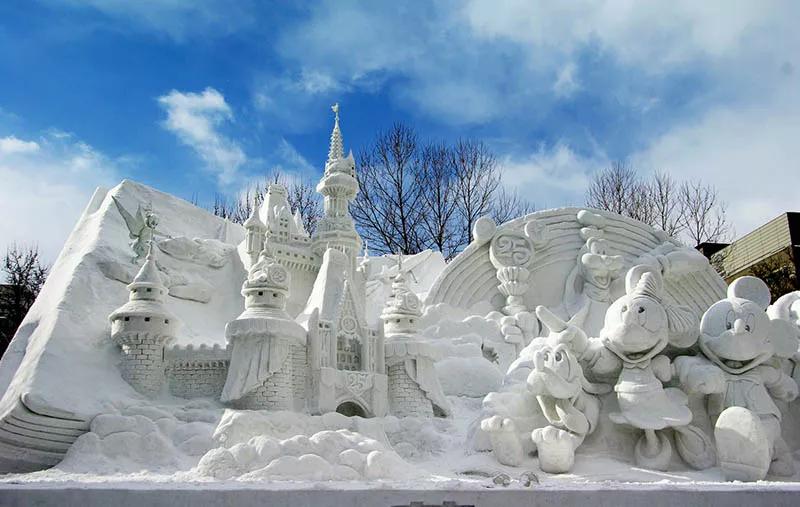 哪个冰雪节于每年2月在北海道札幌市举行？