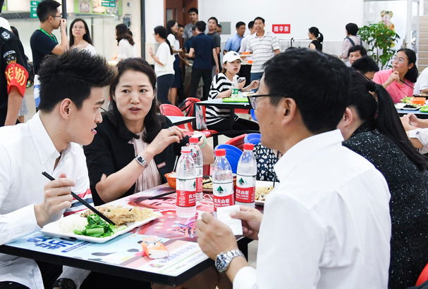 浙江万里学院推出“一人食”引起网络热议，这种设定有哪些好处与坏处？