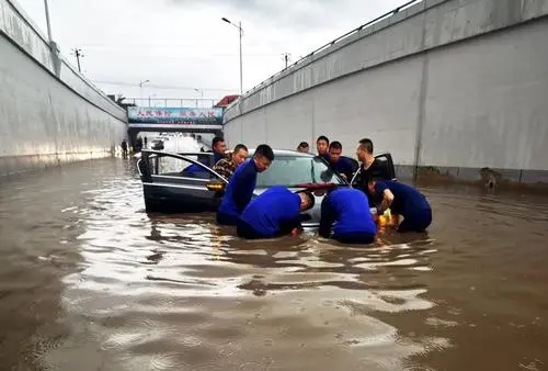 河南暴雨之下，有哪些平凡英雄？