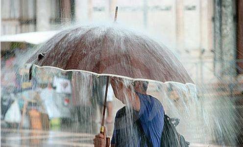 如果说一场雨读二声，一场球赛读三声，那么一场倾盆大雨的场读几声