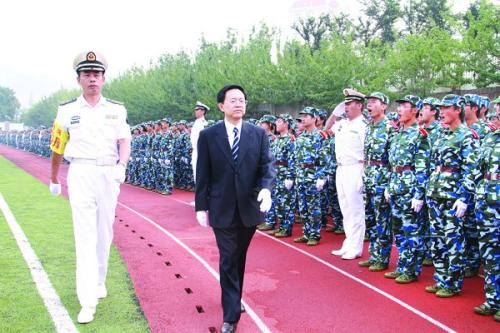 青岛大学回应保安殴打学生，已辞退涉事保安，学校在此事当中是否也有责任？