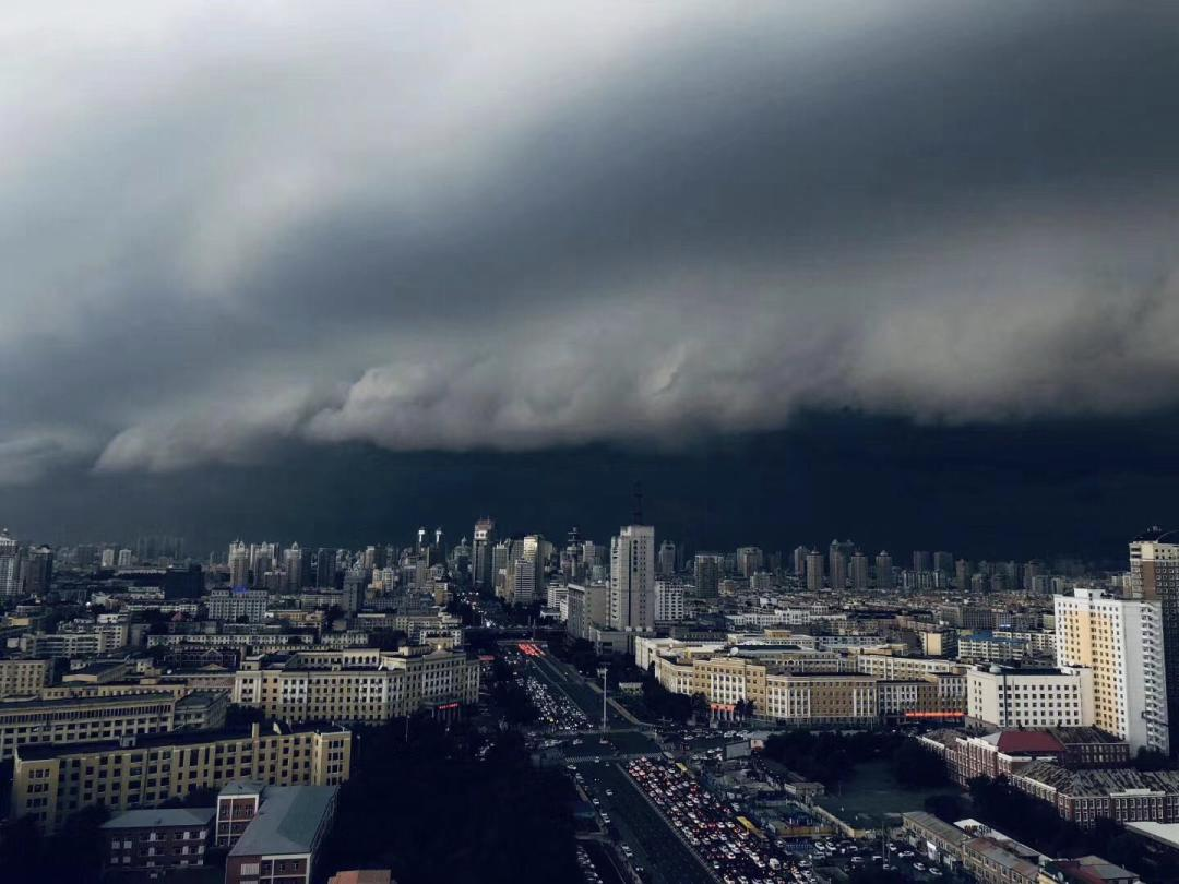 北京突降暴雨加冰雹，白昼变黑夜，气象专家对此是如何解读的？