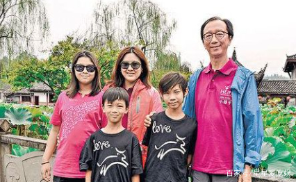 梁锦松先与他小26岁跳水冠军伏明霞结婚，又和她闺蜜关系暧昧，你怎么看？