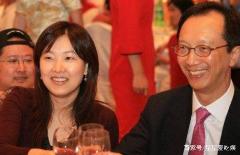 梁锦松先与他小26岁跳水冠军伏明霞结婚，又和她闺蜜关系暧昧，你怎么看？