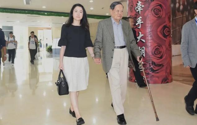 杨振宁和翁帆相差54岁，“爷孙恋”已携手16年，遗产曝光让你惊讶了吗？