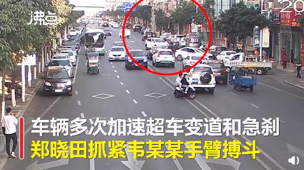 民警挂在车门上与嫌疑人搏斗，嫌疑人会受到哪些处罚？