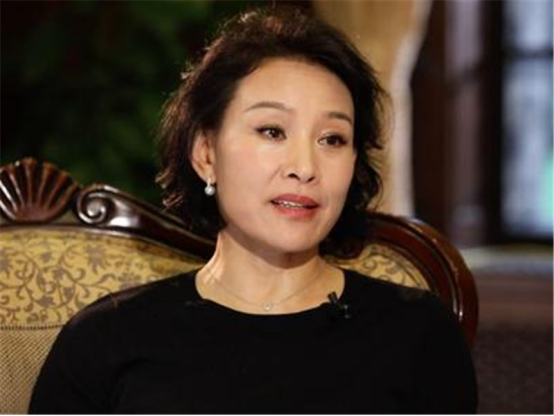 57岁陈冲一家近照，两女儿颜值比她还高，为什么丈夫的相貌却一言难尽呢？